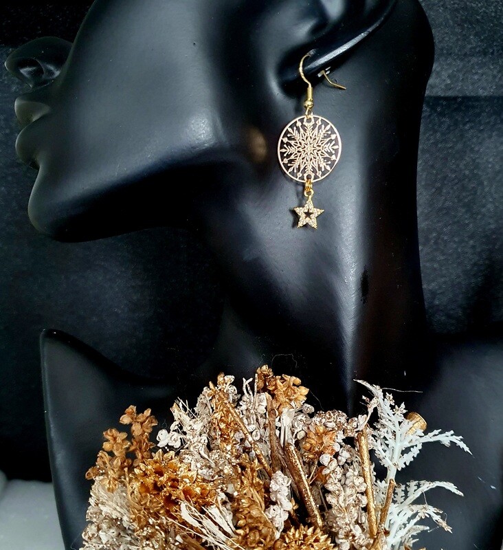 🌟NOËL🌟 Très jolies boucles d'oreilles dorées. Pendentifs estampes filigranes flocons de neige ❄️ et petites étoiles 🌟 strass. Fabrication artisanale. Exemplaire unique.