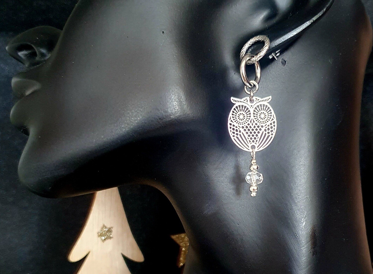 🦉 Ravissantes créoles entrelacées argentées. Pendentifs hiboux et perles toupies en cristal. Fabrication artisanale. Exemplaire unique.
