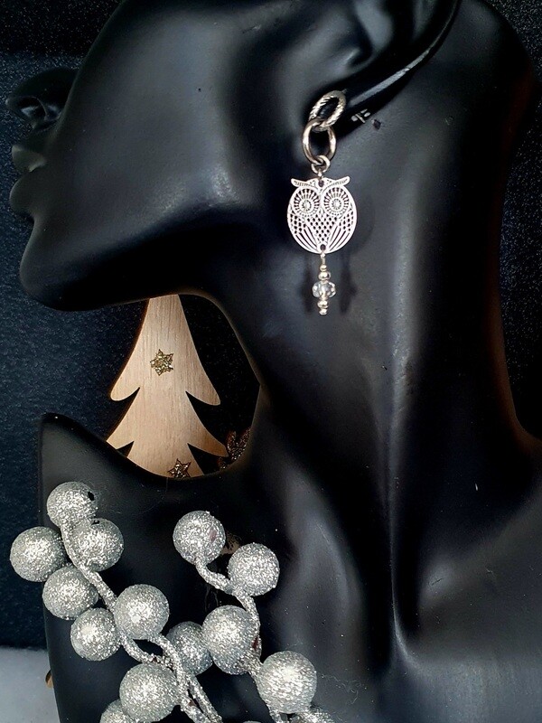 🦉 Ravissantes créoles entrelacées argentées. Pendentifs hiboux et perles toupies en cristal. Fabrication artisanale. Exemplaire unique.