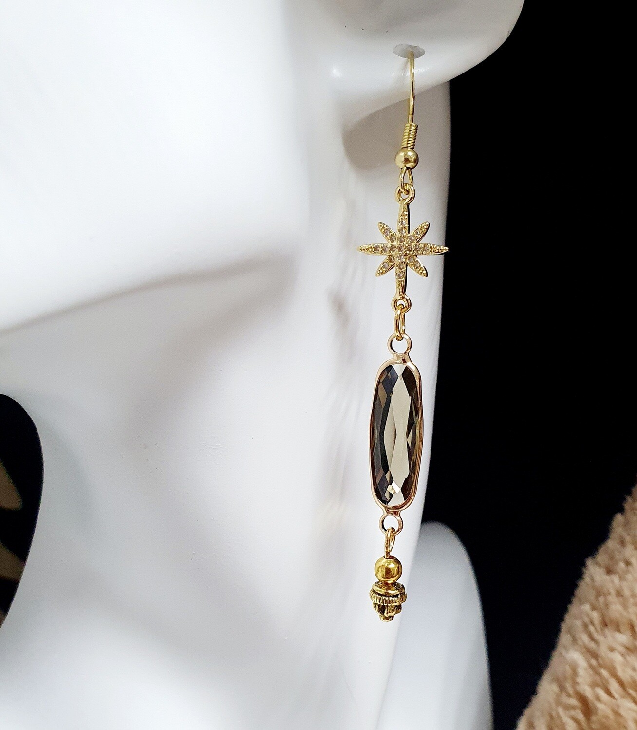 💖 Ravissantes boucles d&#39;oreilles dorées. Pendentifs ovales en cristal fumé. Connecteurs étoiles 🌟 🌟 strass. Fabrication artisanale. Exemplaire unique.