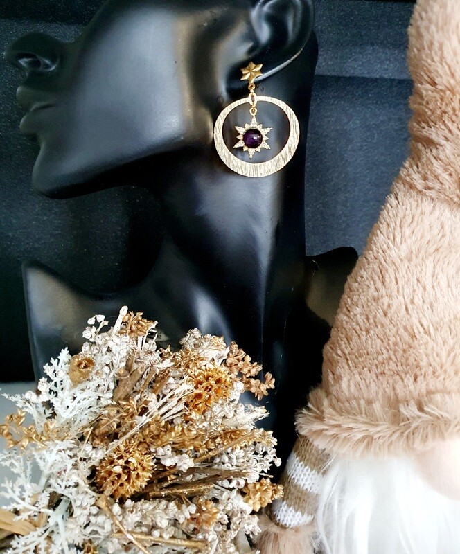 🌟 Festives🌟 Magnifiques boucles d&#39;oreilles boutons étoiles dorées. Créoles en acier brossé doré. Perles améthyste. Fabrication artisanale. Exemplaire unique.