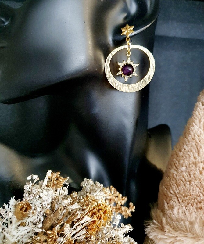 🌟 Festives🌟 Magnifiques boucles d'oreilles boutons étoiles dorées. Créoles en acier brossé doré. Perles améthyste. Fabrication artisanale. Exemplaire unique.