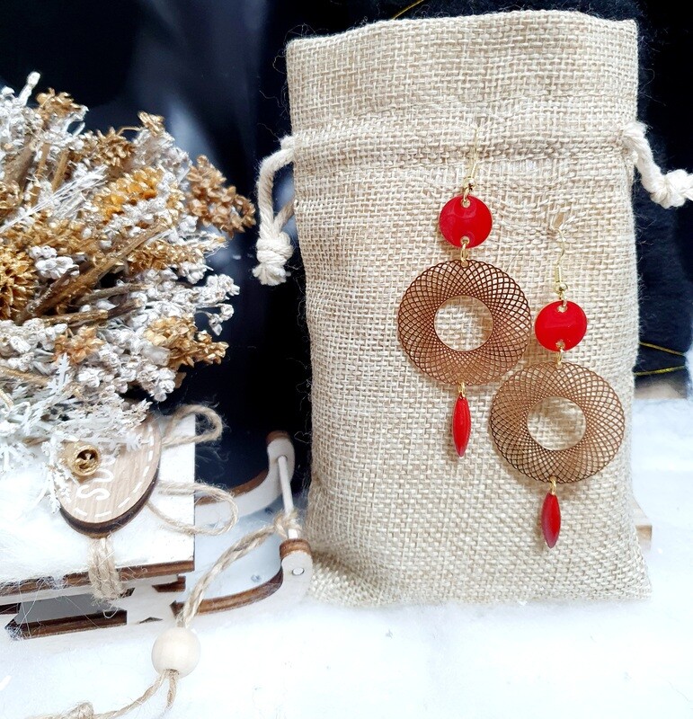 💖 Ravissantes boucles d'oreilles dorées. Créoles estampes filigranes. Connecteurs et navettes en émail rouge rubis bi-faces. Fabrication artisanale. Exemplaire unique.