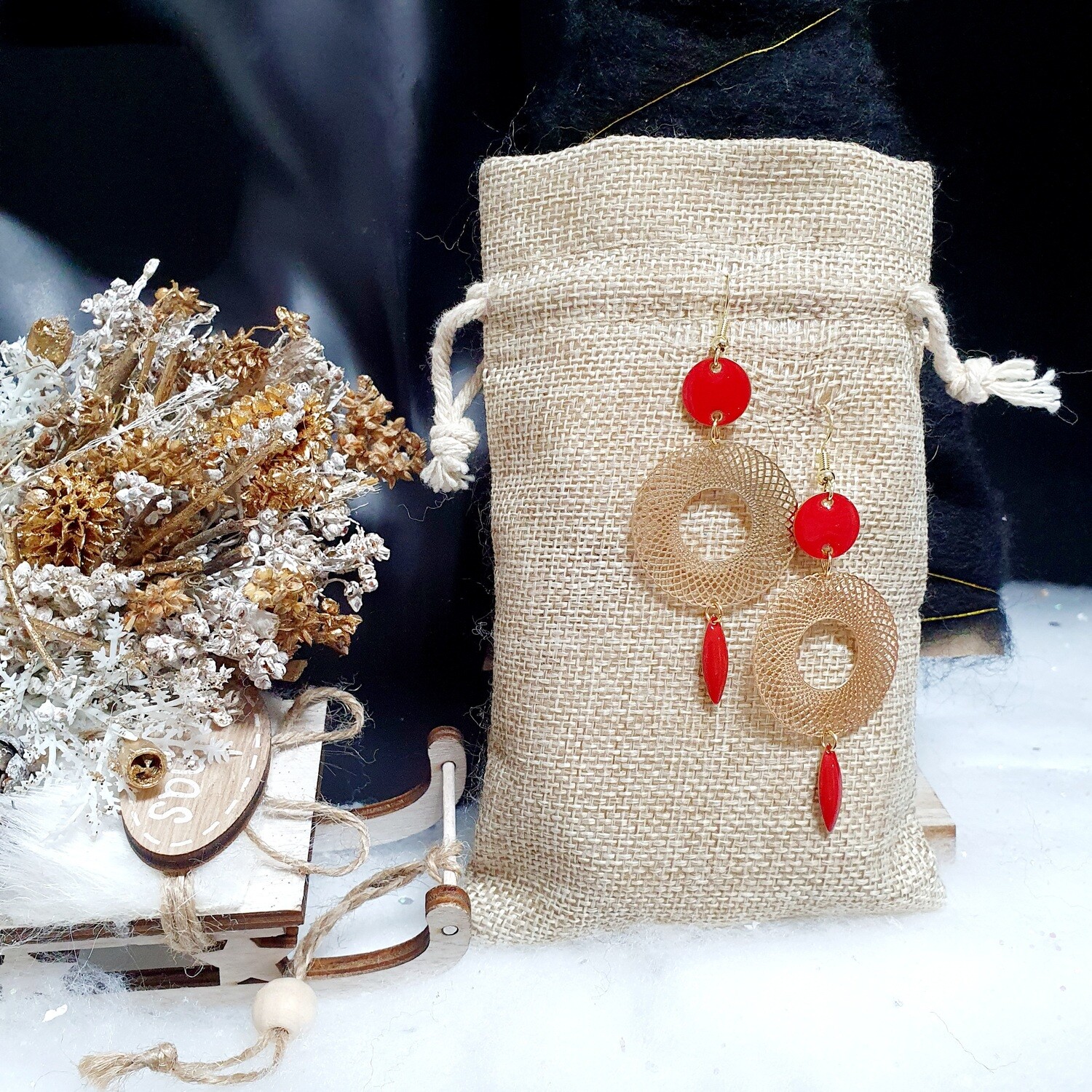 💖 Ravissantes boucles d&#39;oreilles dorées. Créoles estampes filigranes. Connecteurs et navettes en émail rouge rubis bi-faces. Fabrication artisanale. Exemplaire unique.