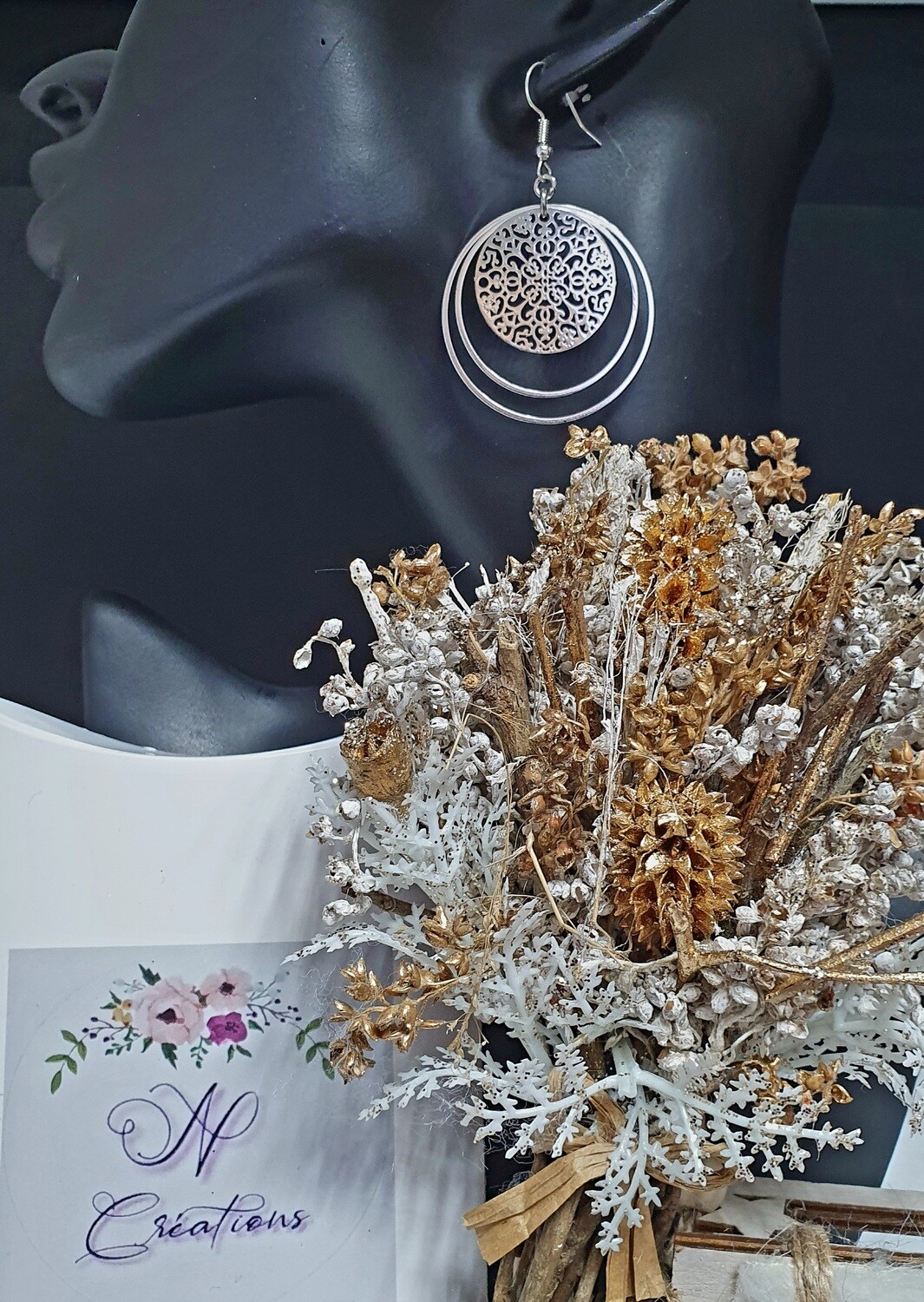 🤩 Ravissantes doubles créoles argentées. Pendentifs estampes rondes, filigranes très brillantes. Fabrication artisanale. Exemplaire unique.