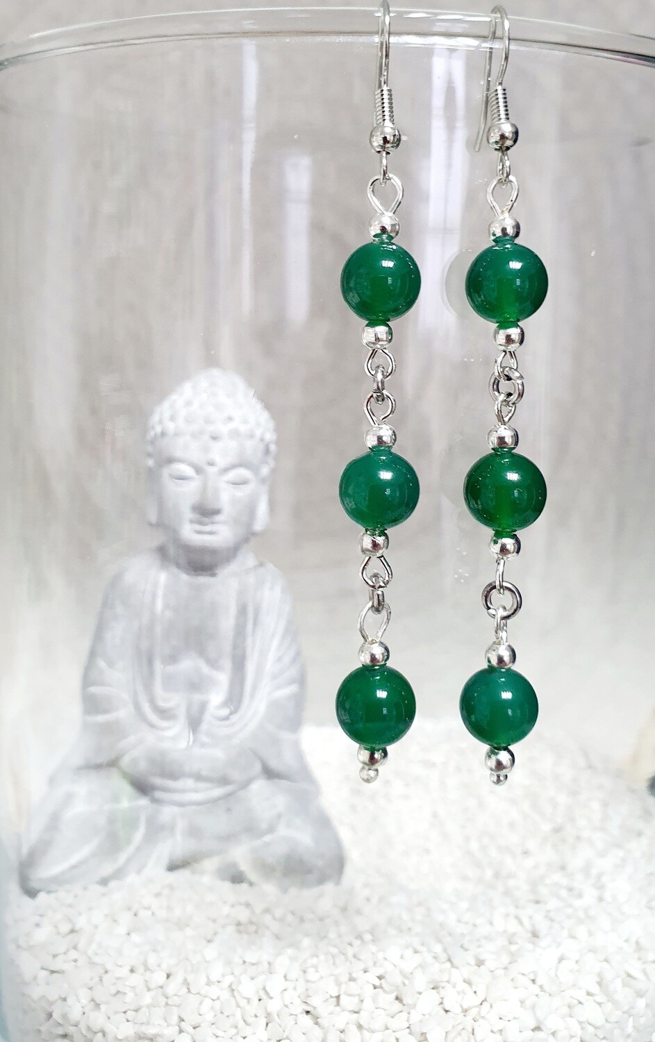 Longues boucles d&#39;oreilles 6cm argentées. 3 perles vert émeraude en verre. Fabrication artisanale.