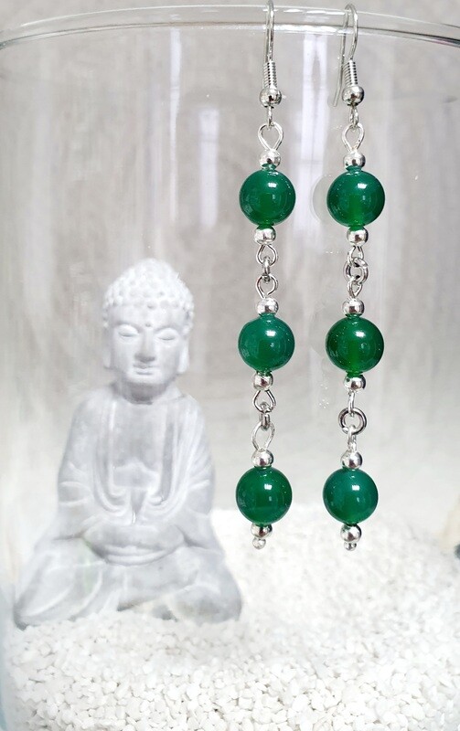 Longues boucles d&#39;oreilles 6cm argentées. 3 perles vert émeraude en verre. Fabrication artisanale.