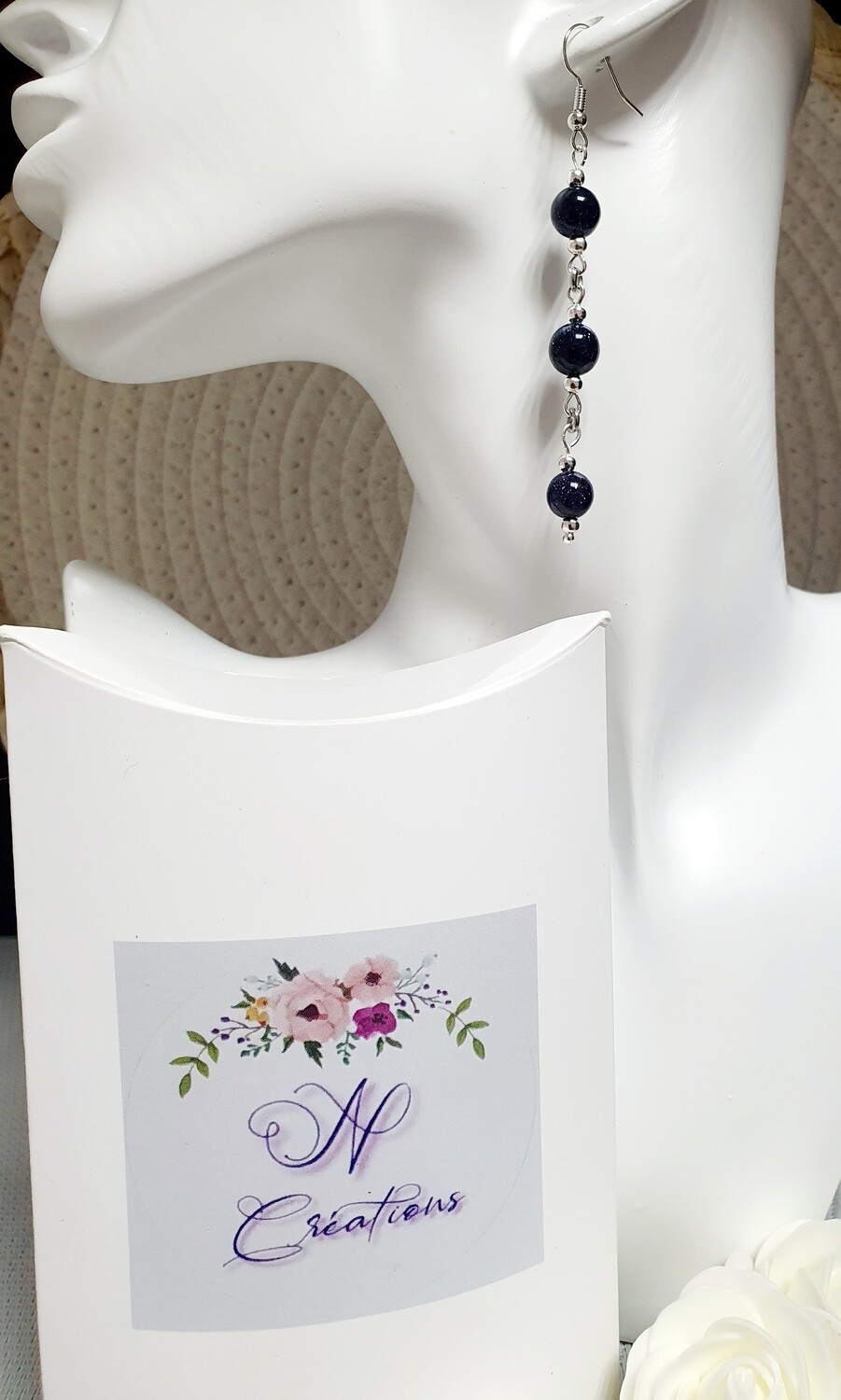 Longues boucles d&#39;oreilles 6cm argentées. 3 perles en verre bleu nuit irisé galaxie. Fabrication artisanale