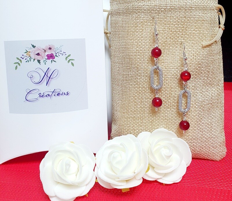 💖 Très jolies boucles d'oreilles en acier inoxydable. Perles en verre craquelé rouge rubis. Connecteurs strass ovales. Fabrication artisanale. Exemplaire unique.