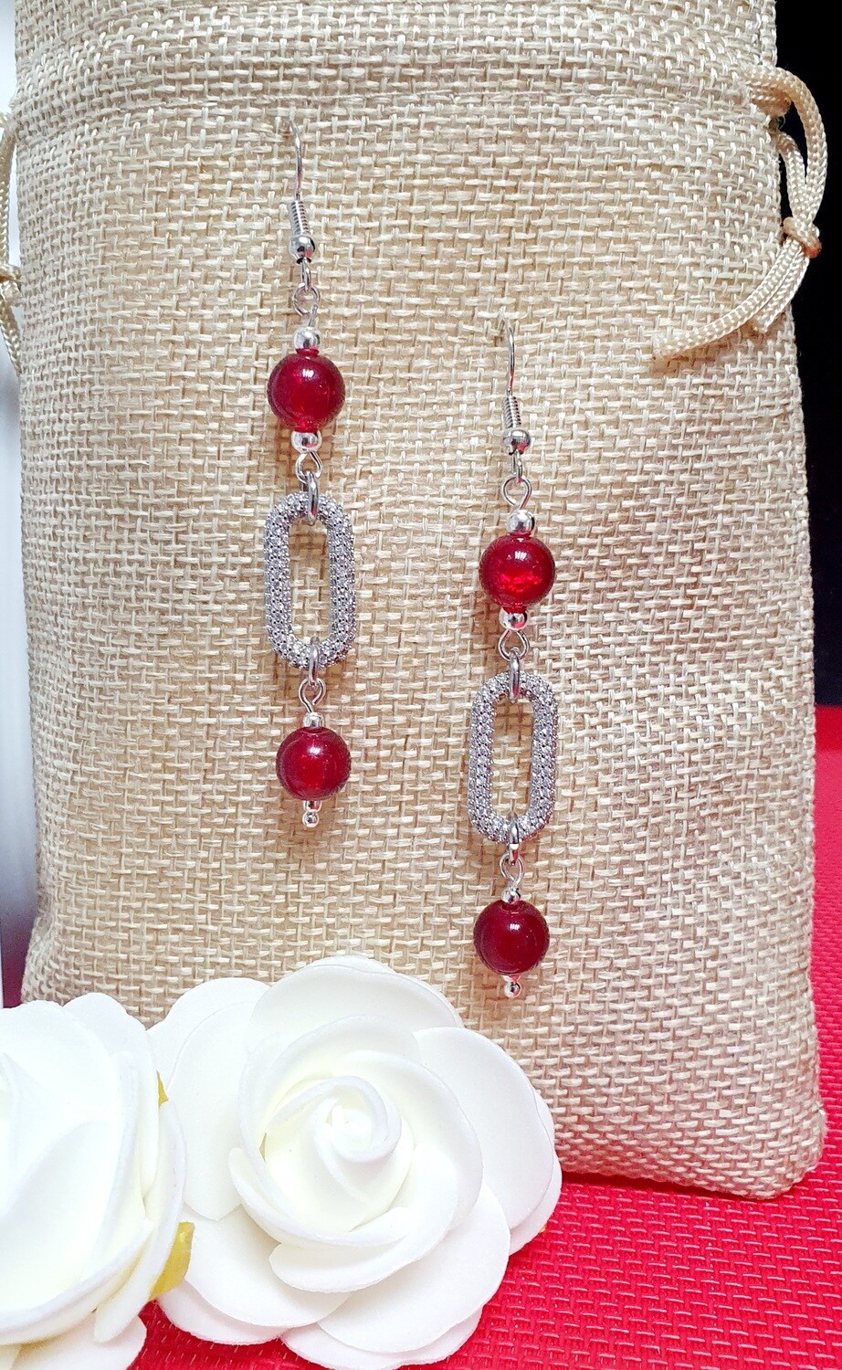 💖 Très jolies boucles d&#39;oreilles en acier inoxydable. Perles en verre craquelé rouge rubis. Connecteurs strass ovales. Fabrication artisanale. Exemplaire unique.