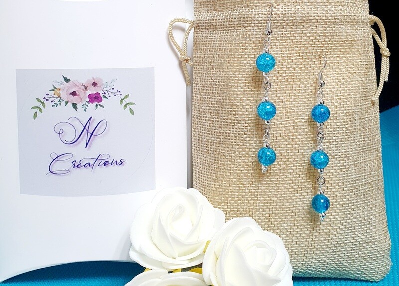 💙 Longues boucles d'oreilles argentées 6cm. 3 perles en verre craquelé bleu azur. Fabrication artisanale.