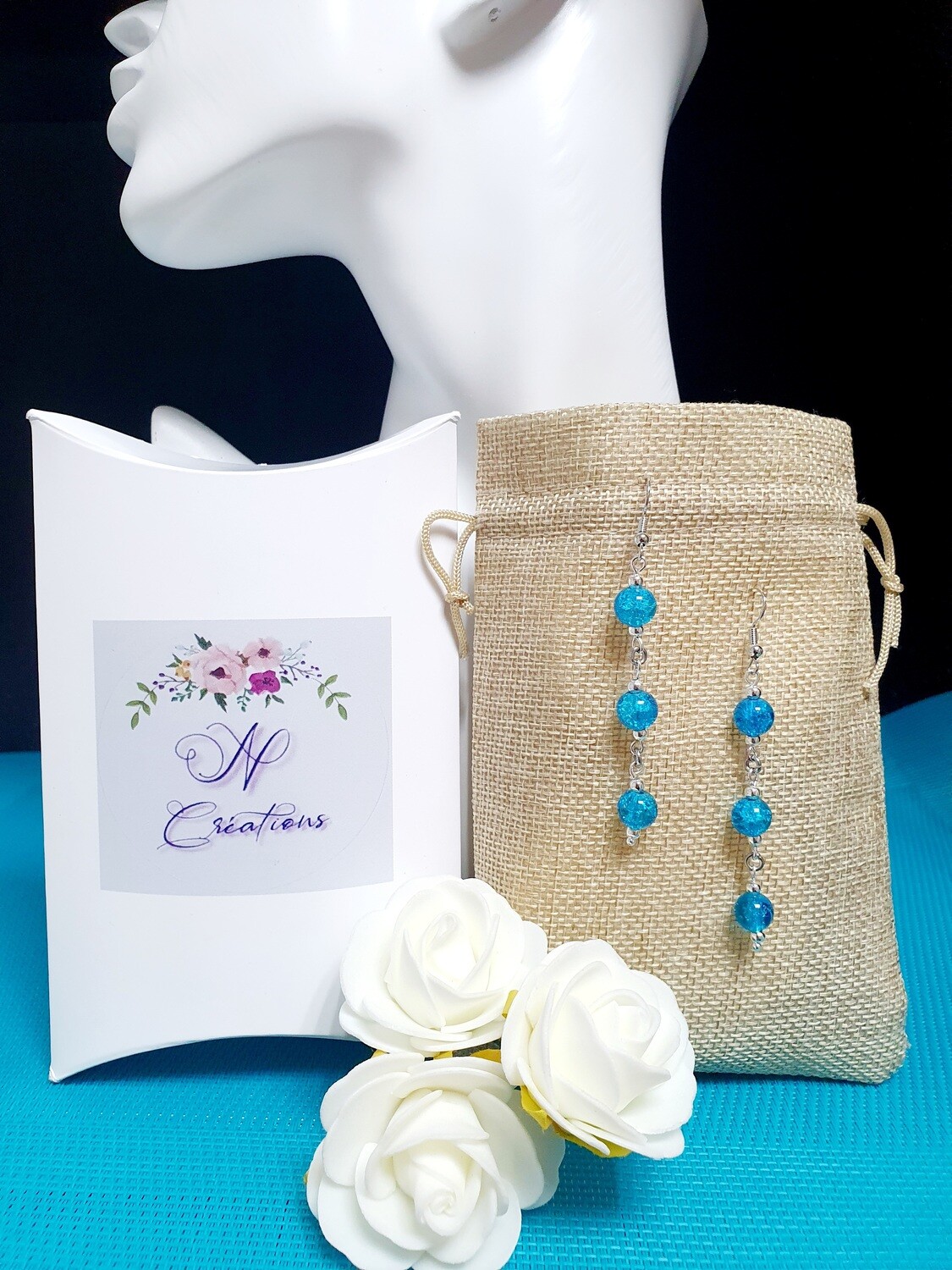 💙 Longues boucles d&#39;oreilles argentées 6cm. 3 perles en verre craquelé bleu azur. Fabrication artisanale.