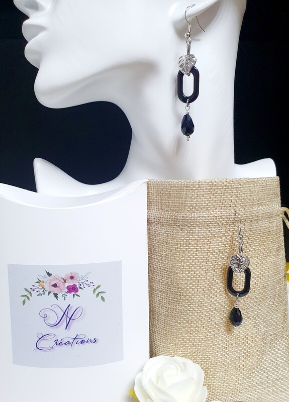 Très jolies boucles d'oreilles feuilles en acier inoxydable. Connecteurs ovales noirs. Gouttes de cristal noir. Fabrication artisanale. Exemplaire unique