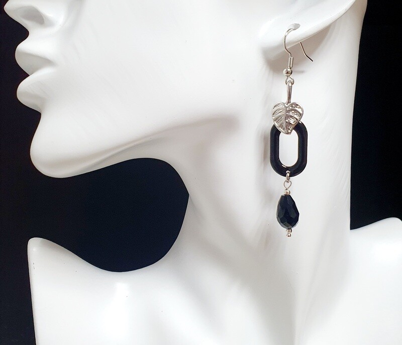 Très jolies boucles d&#39;oreilles feuilles en acier inoxydable. Connecteurs ovales noirs. Gouttes de cristal noir. Fabrication artisanale. Exemplaire unique