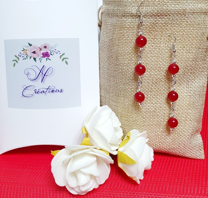 💖 Très jolies boucles d'oreilles en acier inoxydable. 3 perles en verre rouge rubis. Fabrication artisanale.