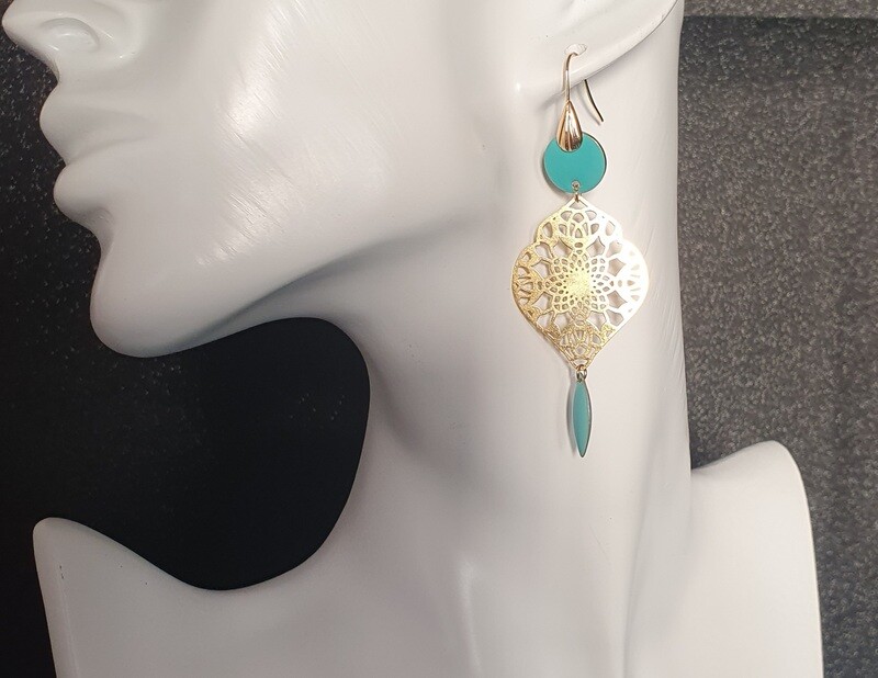 💙Bohême💙 Ravissantes boucles d'oreilles acier plaqué or. Pendentifs estampes filigranes fleurs. Sequins et navettes turquoises. Fabrication artisanale. Exemplaire unique.