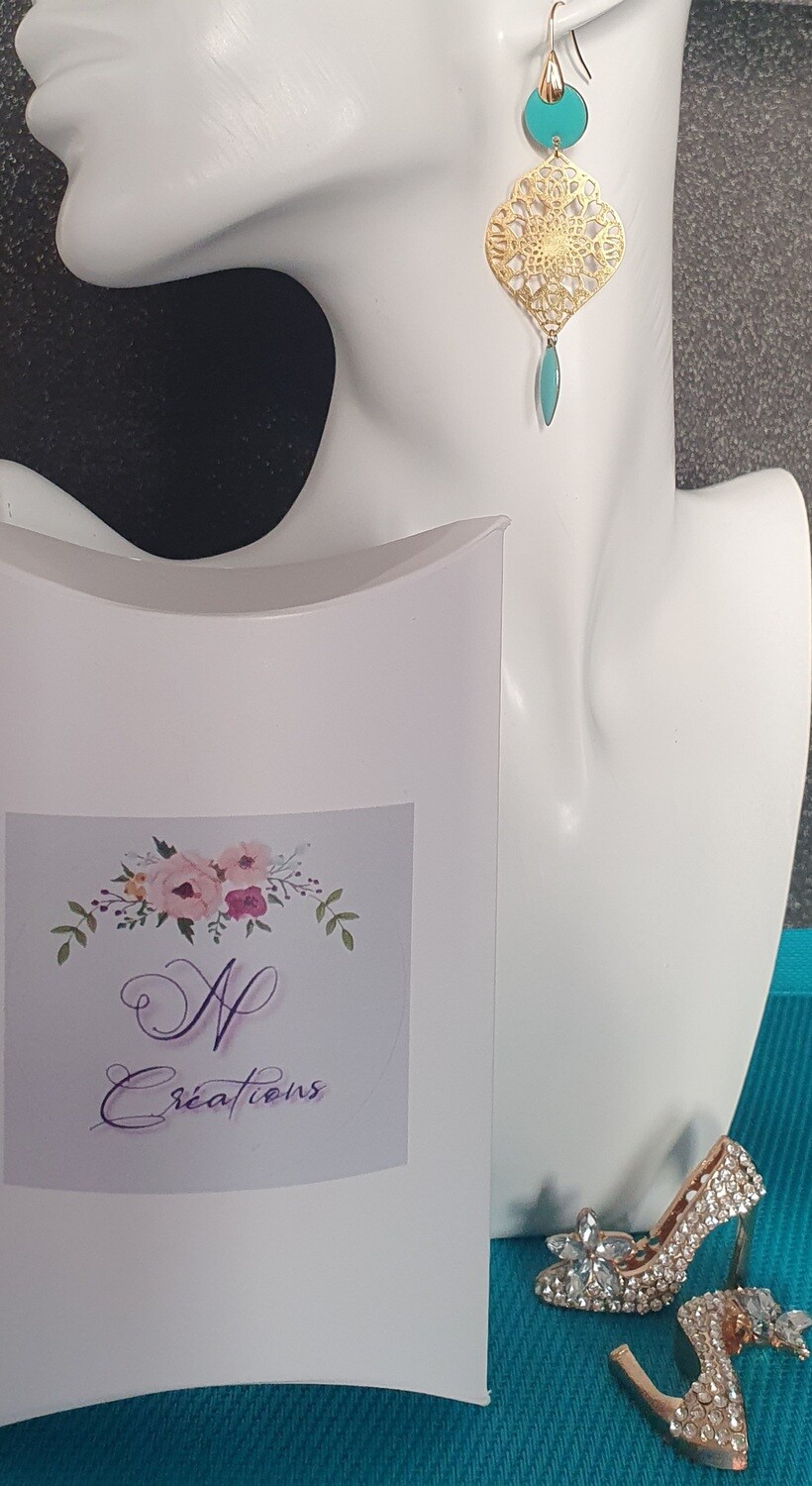 💙Bohême💙 Ravissantes boucles d&#39;oreilles acier plaqué or. Pendentifs estampes filigranes fleurs. Sequins et navettes turquoises. Fabrication artisanale. Exemplaire unique.