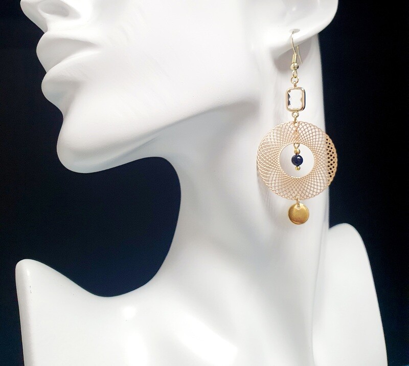 🤩 Très jolies boucles d'oreilles acier plaqué or. Pendentifs disques filigranes. Connecteurs rectangulaires cristal. Petites perles galaxie. Fabrication artisanale. Exemplaire unique