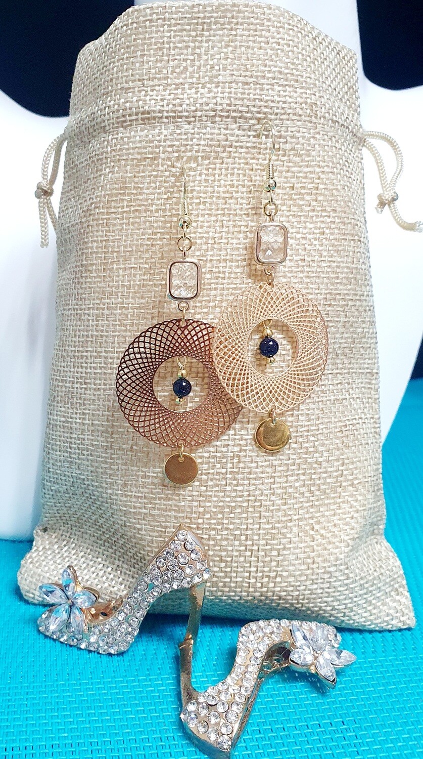 🤩 Très jolies boucles d&#39;oreilles acier plaqué or. Pendentifs disques filigranes. Connecteurs rectangulaires cristal. Petites perles galaxie. Fabrication artisanale. Exemplaire unique