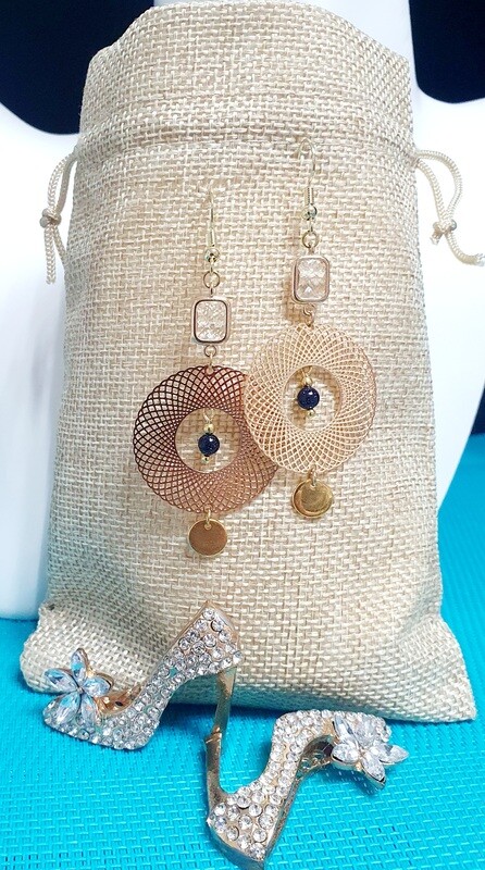 🤩 Très jolies boucles d&#39;oreilles acier plaqué or. Pendentifs disques filigranes. Connecteurs rectangulaires cristal. Petites perles galaxie. Fabrication artisanale. Exemplaire unique