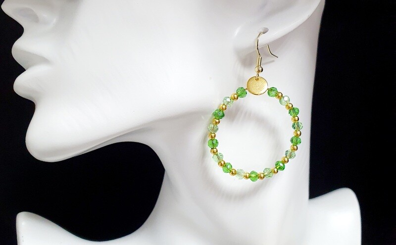 💚 Magnifiques et scintillantes 💚 Créoles dorées. Petites perles toupies en cristal vert émeraude. Fabrication artisanale. Exemplaire unique.