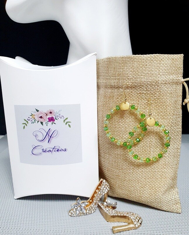 💚 Magnifiques et scintillantes 💚 Créoles dorées. Petites perles toupies en cristal vert émeraude. Fabrication artisanale. Exemplaire unique.