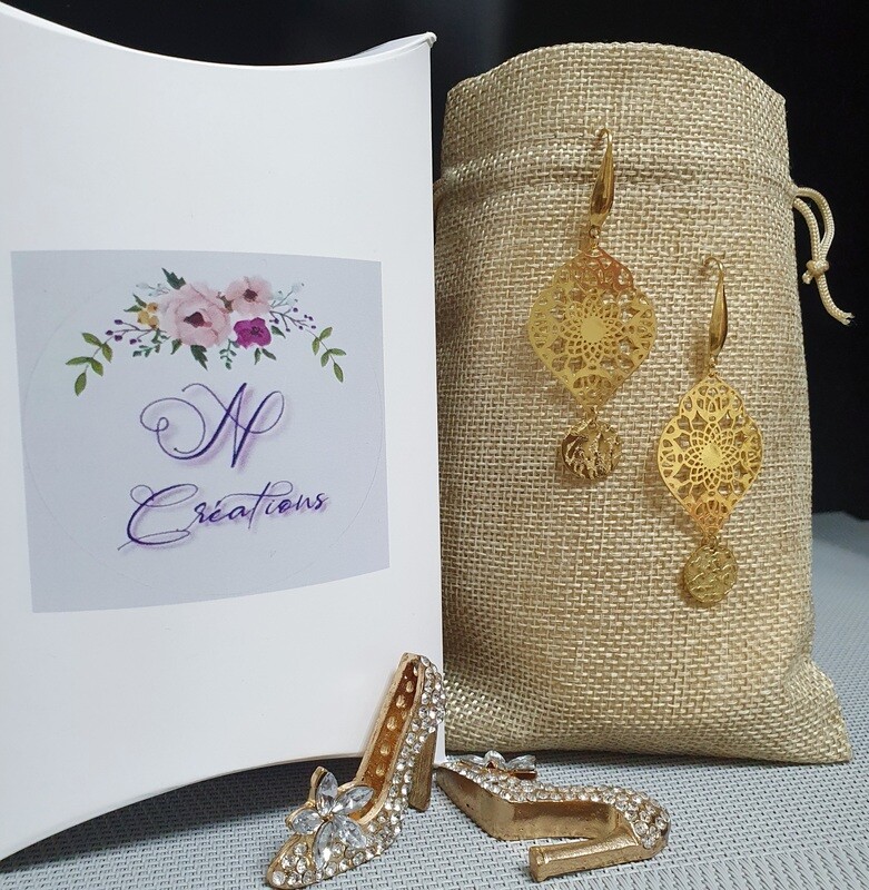 💖Bohême💖 Très jolies boucles d'oreilles estampes losanges filigranes acier plaqué or. Petites pastilles en acier brossé martelé. Fabrication artisanale. Modèle unique.