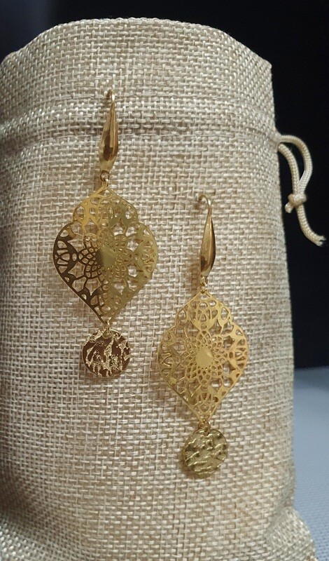 💖Bohême💖 Très jolies boucles d&#39;oreilles estampes losanges filigranes acier plaqué or. Petites pastilles en acier brossé martelé. Fabrication artisanale. Modèle unique.