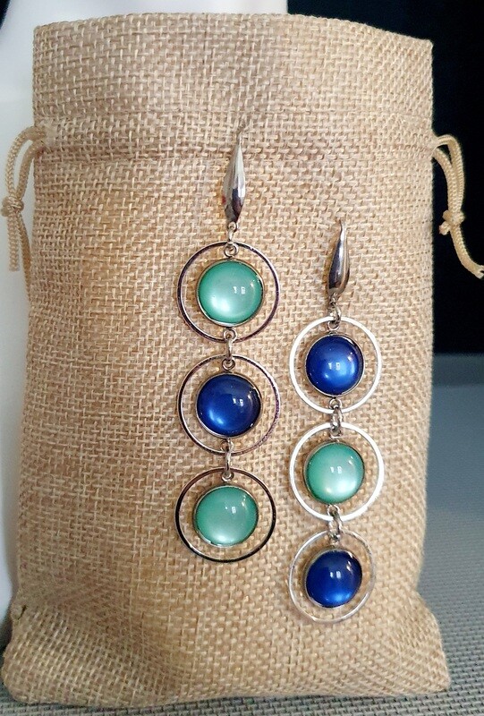 💚 Élégantes et Urbaines 💙 Boucles d&#39;oreilles en acier inoxydable. Cabochons polaris vert jade et bleu saphir inversés. Fabrication artisanale. Exemplaire unique.