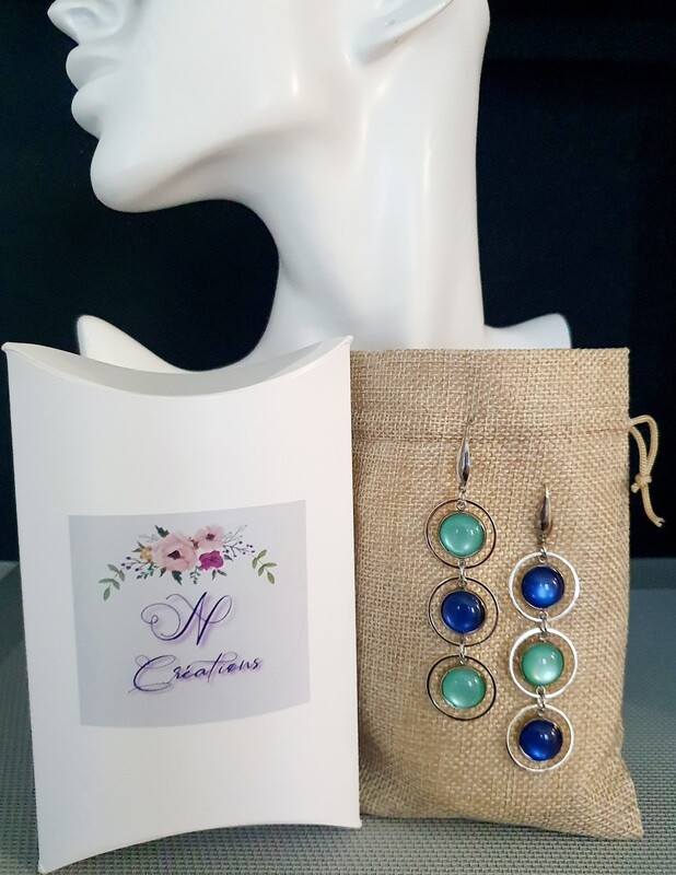 💚 Élégantes et Urbaines 💙 Boucles d'oreilles en acier inoxydable. Cabochons polaris vert jade et bleu saphir inversés. Fabrication artisanale. Exemplaire unique.