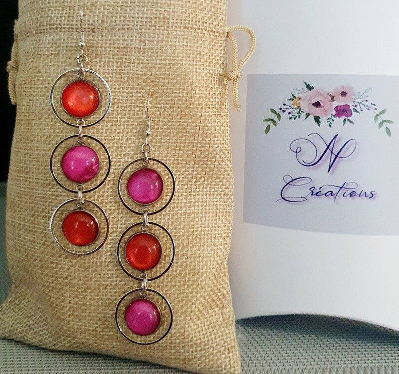 🧡 Collection Polaris 💜 Donnez du peps à vos tenues avec ces jolies boucles d'oreilles aux couleurs acidulées. Acier inoxydable et cabochons Polaris Fuchsia et Corail. Fabrication artisanale.