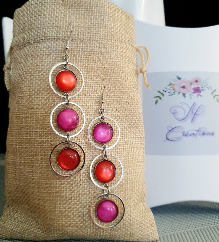 🧡 Collection Polaris 💜 Donnez du peps à vos tenues avec ces jolies boucles d&#39;oreilles aux couleurs acidulées. Acier inoxydable et cabochons Polaris Fuchsia et Corail. Fabrication artisanale.