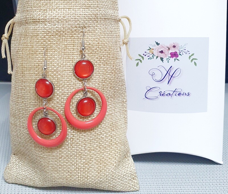 🧡💖Collection Polaris💖🧡 Ravissantes créoles en émail corail brillant, bi-faces. Cabochons polaris corail. Fabrication artisanale. Exemplaire unique.