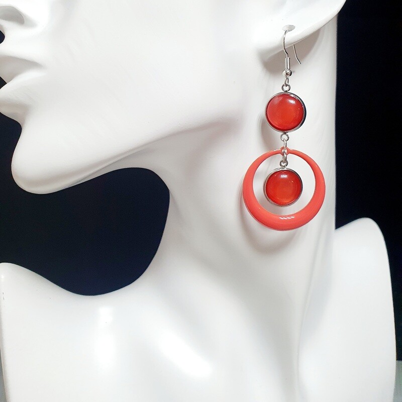 🧡💖Collection Polaris💖🧡 Ravissantes créoles en émail corail brillant, bi-faces. Cabochons polaris corail. Fabrication artisanale. Exemplaire unique.