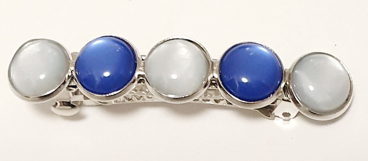 💙🤍 Mignonne barrette argentée, fillette. 5 cabochons Polaris bleus Saphir et blancs nacrés. Fabrication artisanale.