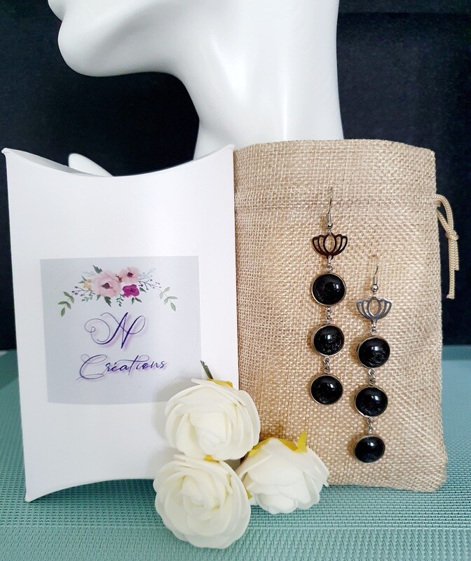 🤩 Collection Polaris 🤩 Très jolies boucles d'oreilles en acier inoxydable. Cabochons bombés Polaris noirs irisés. Fleurs de Lotus. Fabrication artisanale. Exemplaire unique.