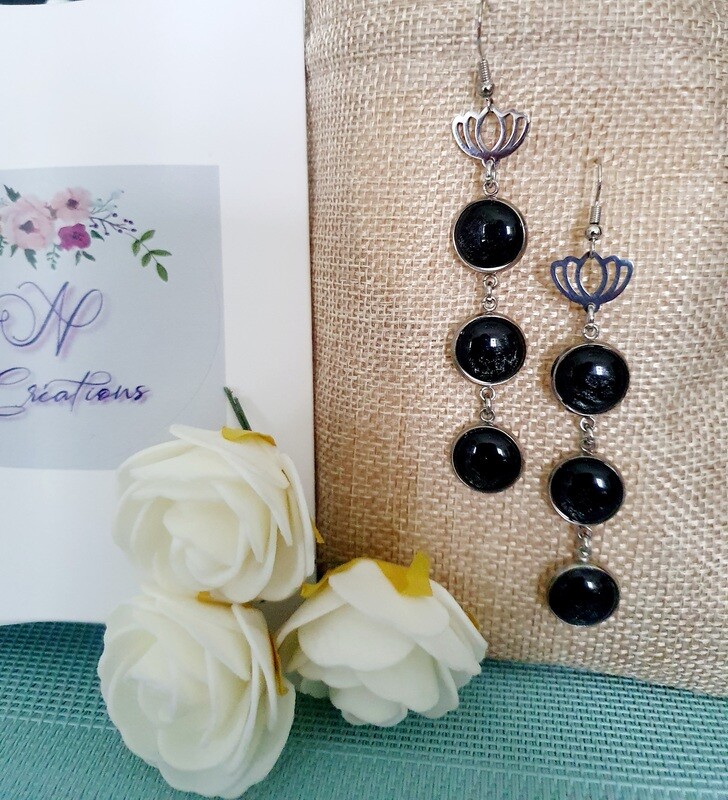 🤩 Collection Polaris 🤩 Très jolies boucles d&#39;oreilles en acier inoxydable. Cabochons bombés Polaris noirs irisés. Fleurs de Lotus. Fabrication artisanale. Exemplaire unique.