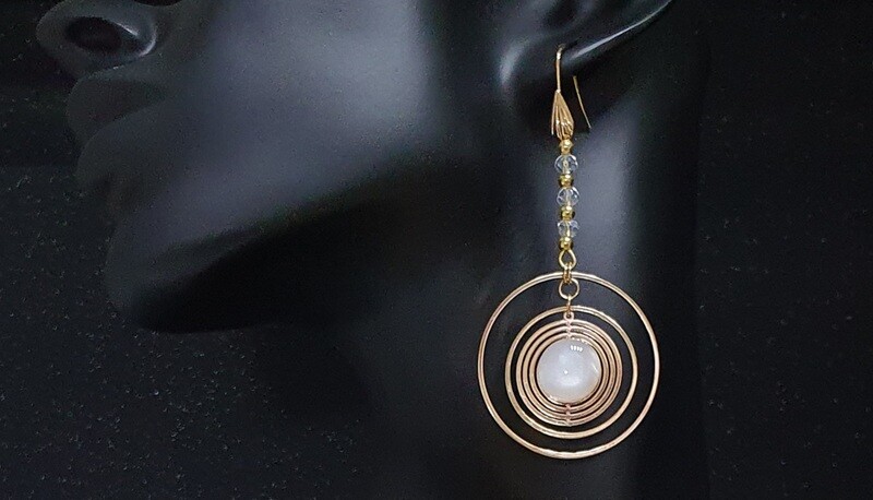 💖 Superbes boucles d'oreilles en acier doré inoxydable. Pendentifs cercles filigranes et cabochons polaris blancs nacrés. Perles de cristal. Fabrication artisanale. Exemplaire unique.