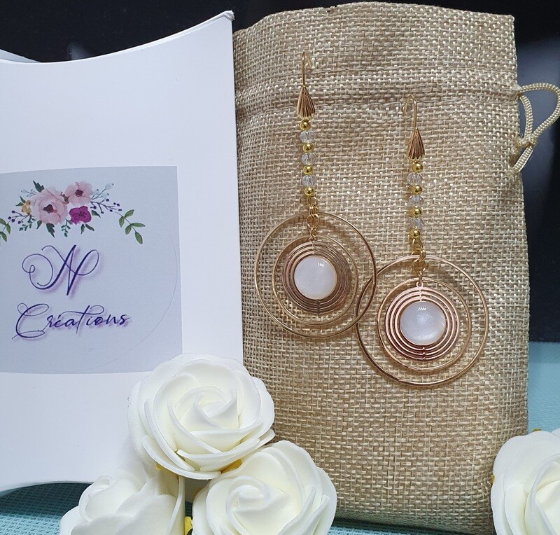 💖 Superbes boucles d&#39;oreilles en acier doré inoxydable. Pendentifs cercles filigranes et cabochons polaris blancs nacrés. Perles de cristal. Fabrication artisanale. Exemplaire unique.