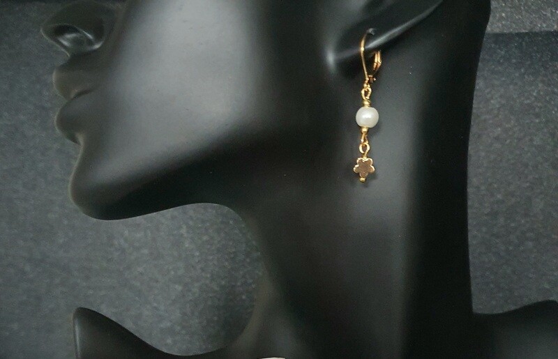 💖 Dormeuses 💖 Délicates dormeuses dorées. Perles blanches nacrées. Petites breloques fleurs dorées. Très légères à porter. Fabrication artisanale. Exemplaire unique.