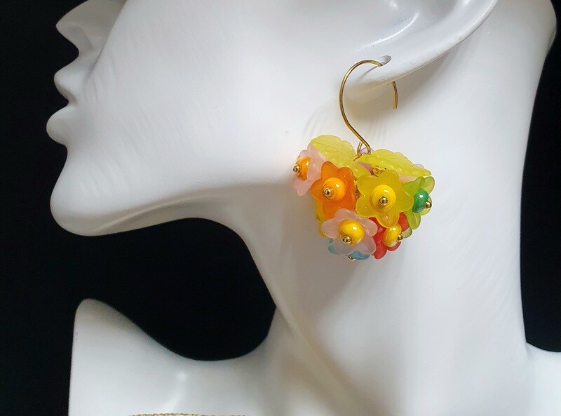 💐Bucoliques💐 Ravissantes boucles d'oreilles aux couleurs acidulées. Fleurs et perles multicolores. Fabrication artisanale. Exemplaire unique.