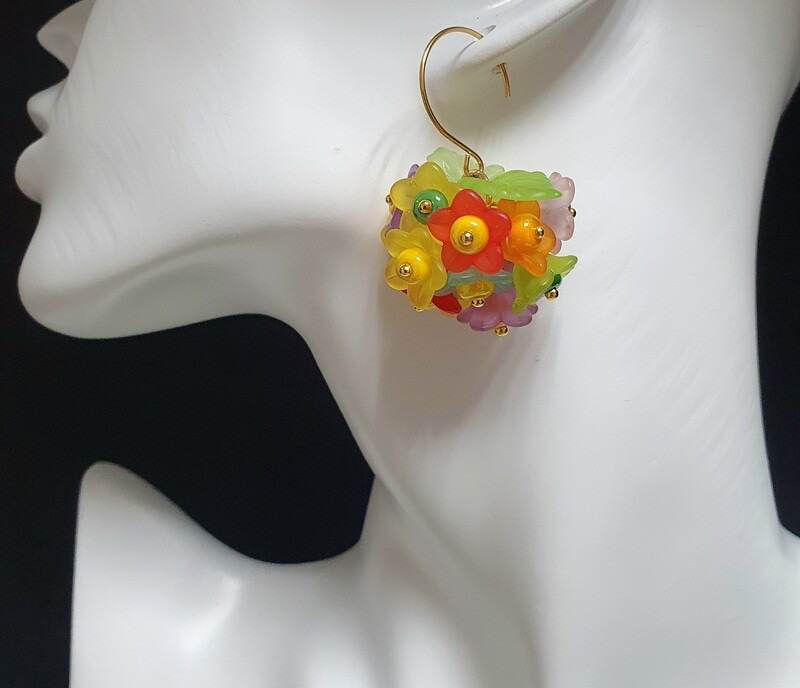 💐Bucoliques💐 Ravissantes boucles d&#39;oreilles aux couleurs acidulées. Fleurs et perles multicolores. Fabrication artisanale. Exemplaire unique.
