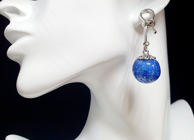 💙 Originales et légères, boucles d&#39;oreilles nœuds argentés. Petites sphères en résine bleue saphir. Paillettes holographiques. Fabrication artisanale. Exemplaire unique.