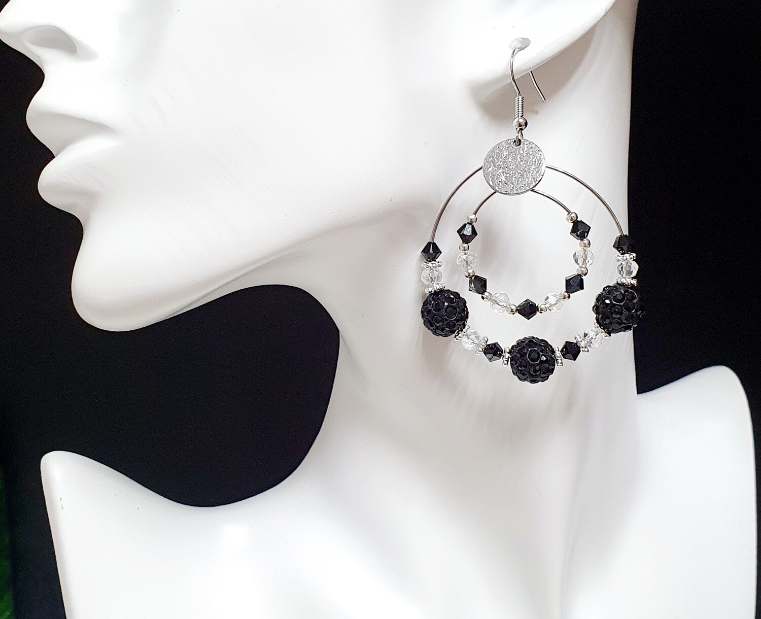 💖 Très belles doubles créoles en acier inoxydable. Perles Shamballa cristal strass noir. Petites perles toupies en cristal. Fabrication artisanale. Exemplaire unique.