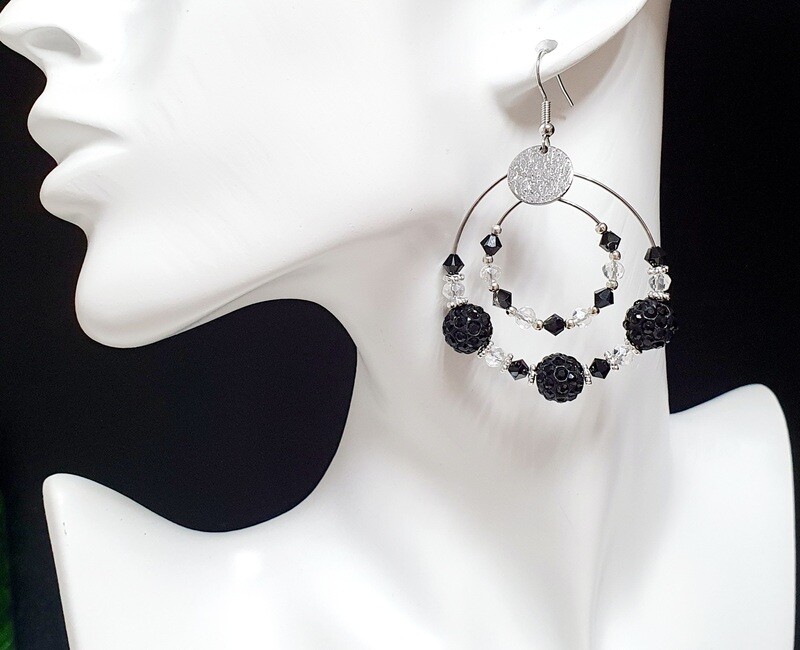 💖 Très belles doubles créoles en acier inoxydable. Perles Shamballa cristal strass noir. Petites perles toupies en cristal. Fabrication artisanale. Exemplaire unique.