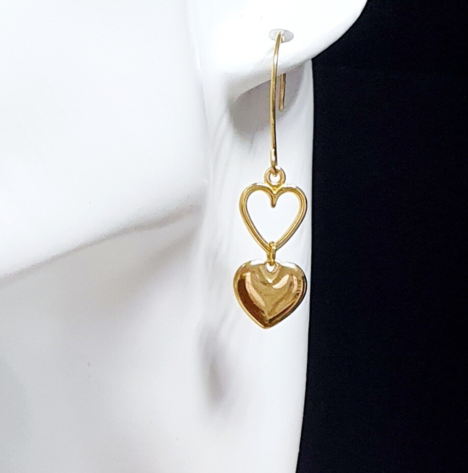 💘 Romantiques 💕 Boucles d&#39;oreilles  petits cœurs dorés. Très légères à porter. Fabrication artisanale. Exemplaire unique.