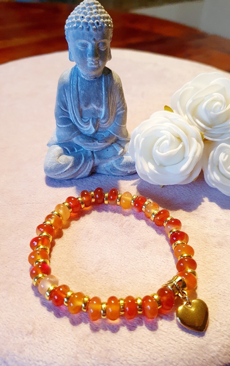 🧡 Magnifique bracelet extensible femme. Taille standard 17,5cm. Perles plates en véritable Cornaline, pierre de courage et créativité. Breloque cœur doré. Fabrication artisanale. Exemplaire unique.