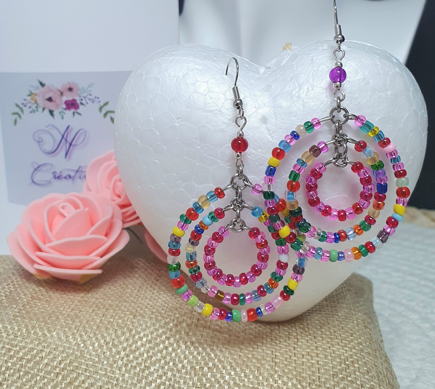 🍭 Jolies triples créoles en acier inoxydable. Petites perles de rocailles multicolores en verre. Fabrication artisanale. Exemplaire unique