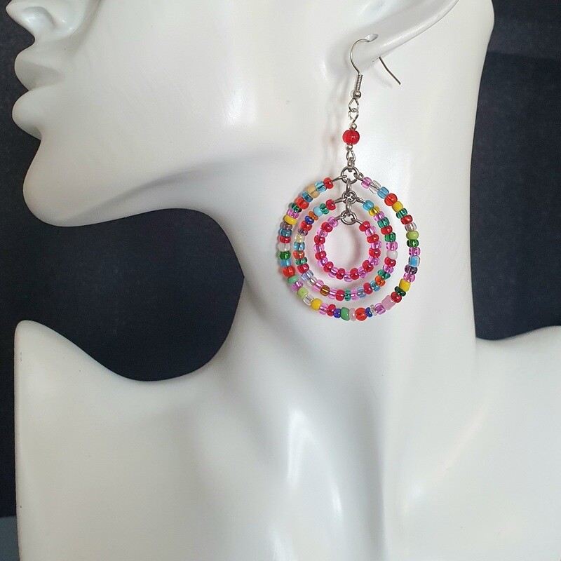 🍭 Jolies triples créoles en acier inoxydable. Petites perles de rocailles multicolores en verre. Fabrication artisanale. Exemplaire unique