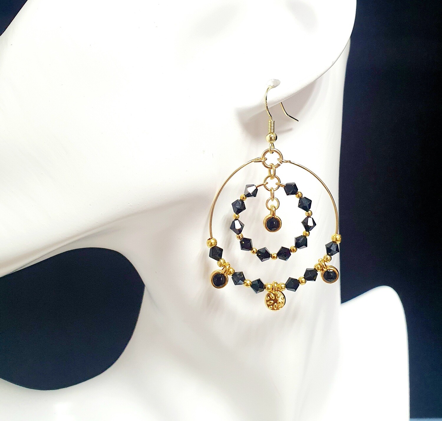 🖤💛 Intemporel Noir/Or. Doubles créoles dorées. Perles toupies en cristal noir et breloques. Fabrication artisanale. Exemplaire unique.